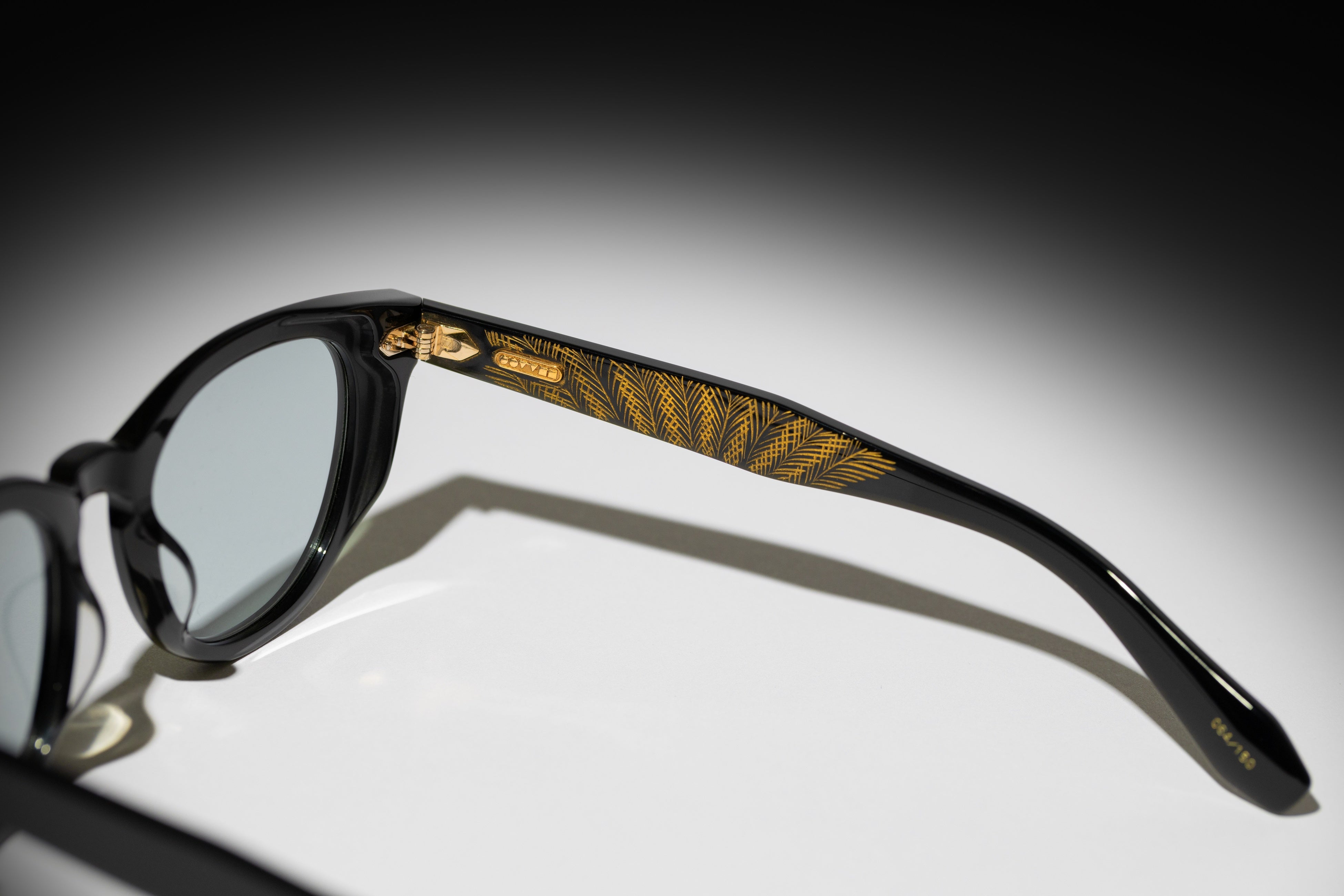 オリバーピープルズ、沈金を施したスペシャルなモデルを発売