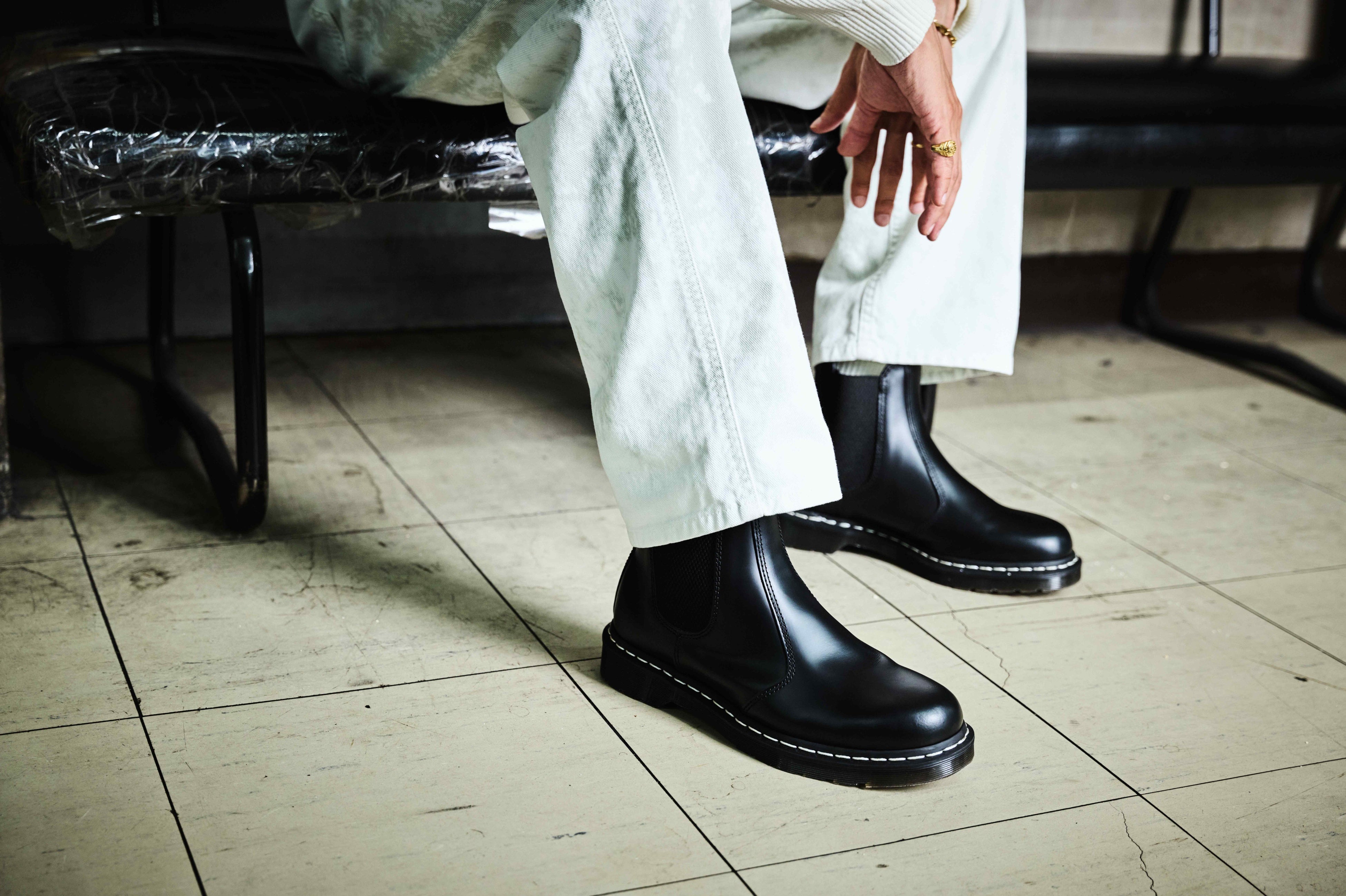 Dr. Martens から日本限定モデルを含む 秋の最新作「ホワイトステッチ