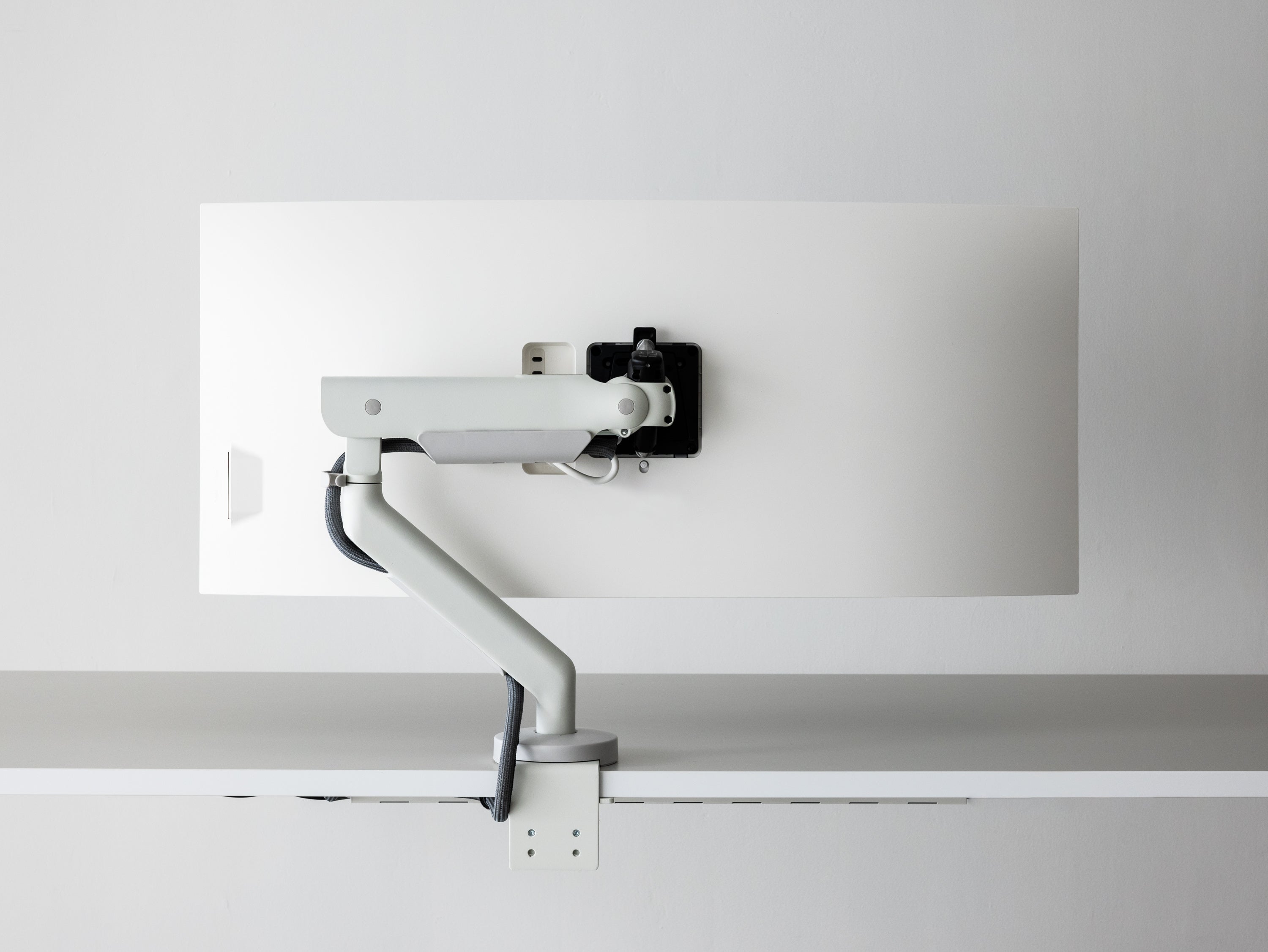 PREDUCTSよりハーマンミラーのモニターアーム『Flo X Monitor Arm』を