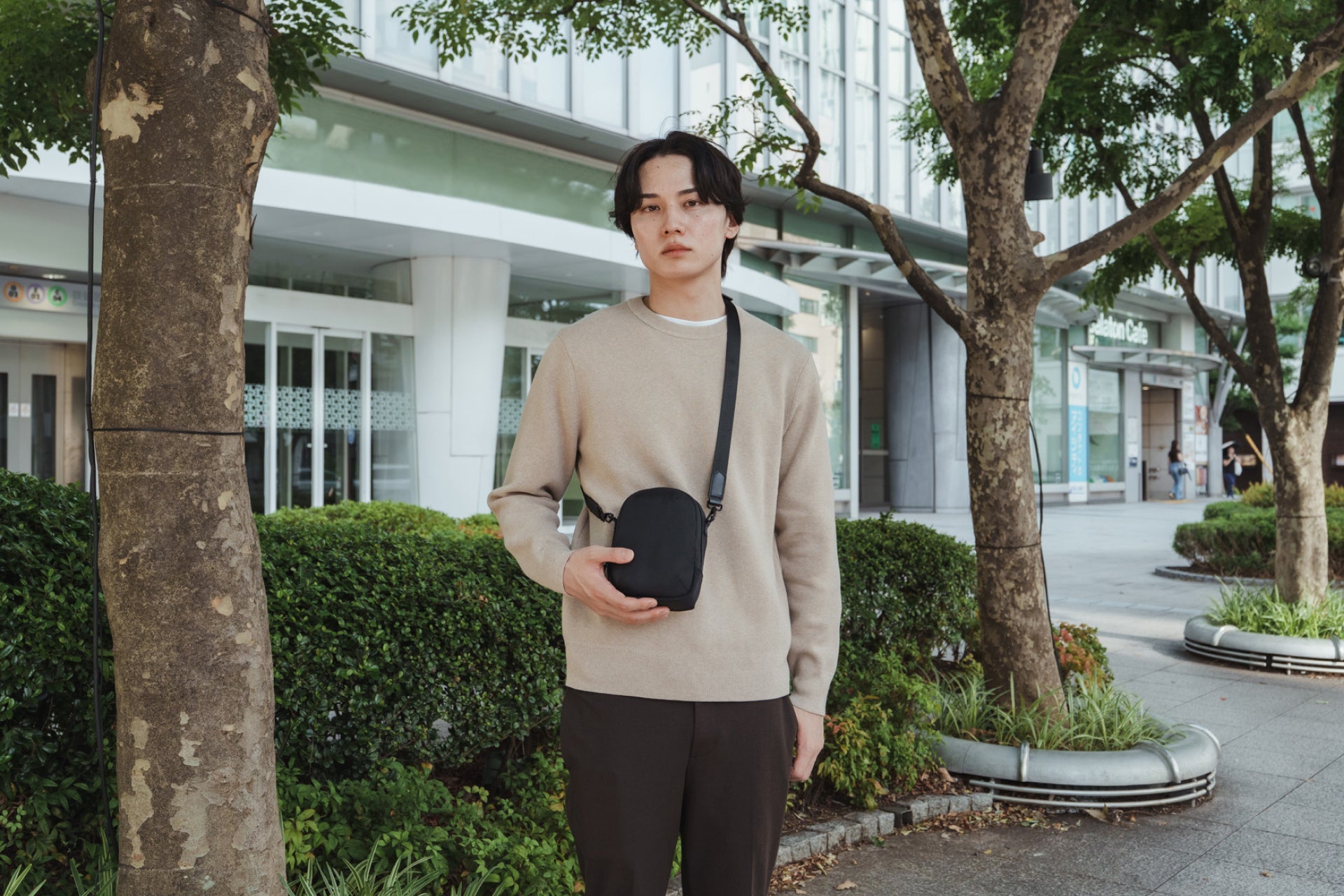 Ergofinite、軽さで日々を自由にする軽量スマホポーチ「THE TOKYO