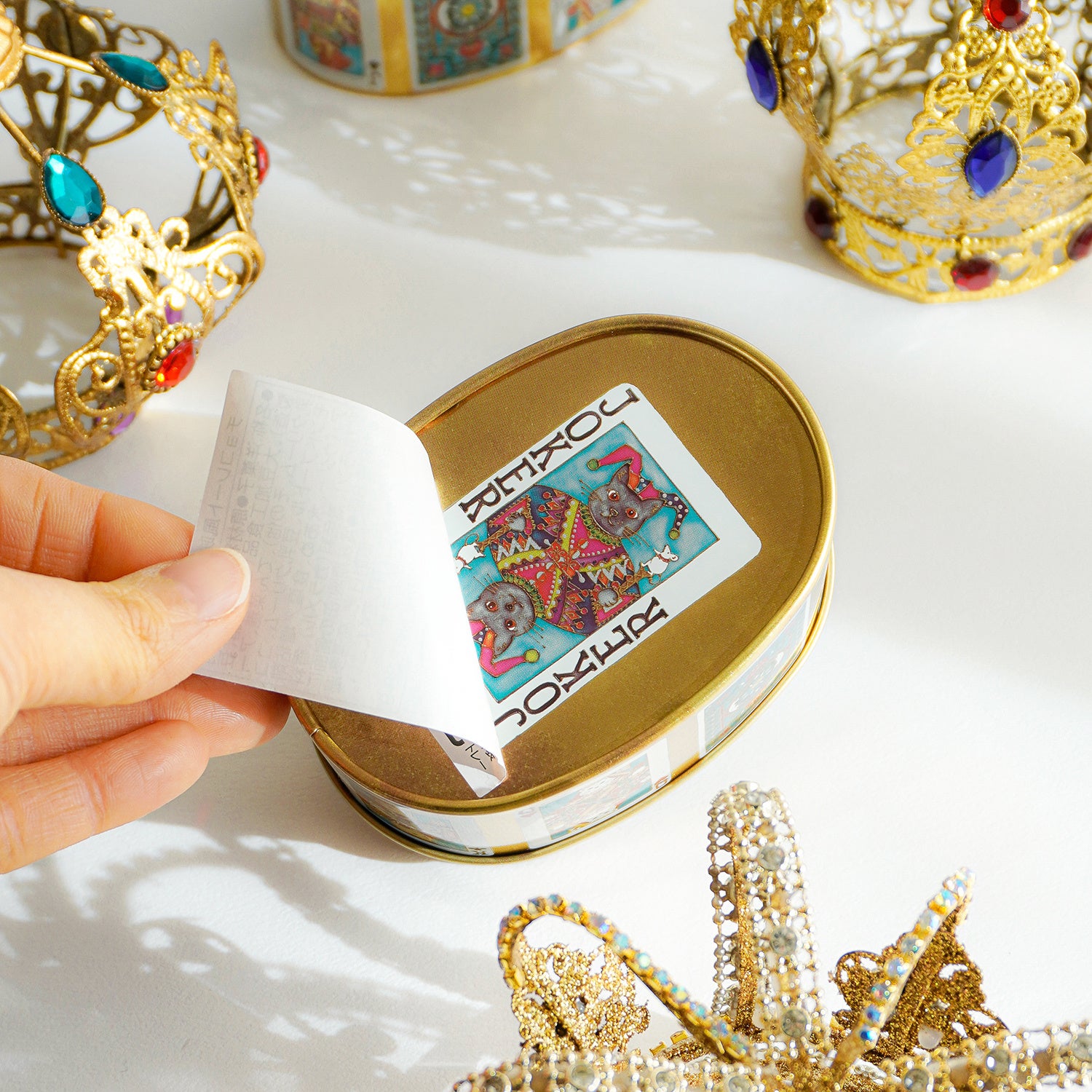 8枚のガラス絵をデザインした、2025年バレンタイン限定『ネコの