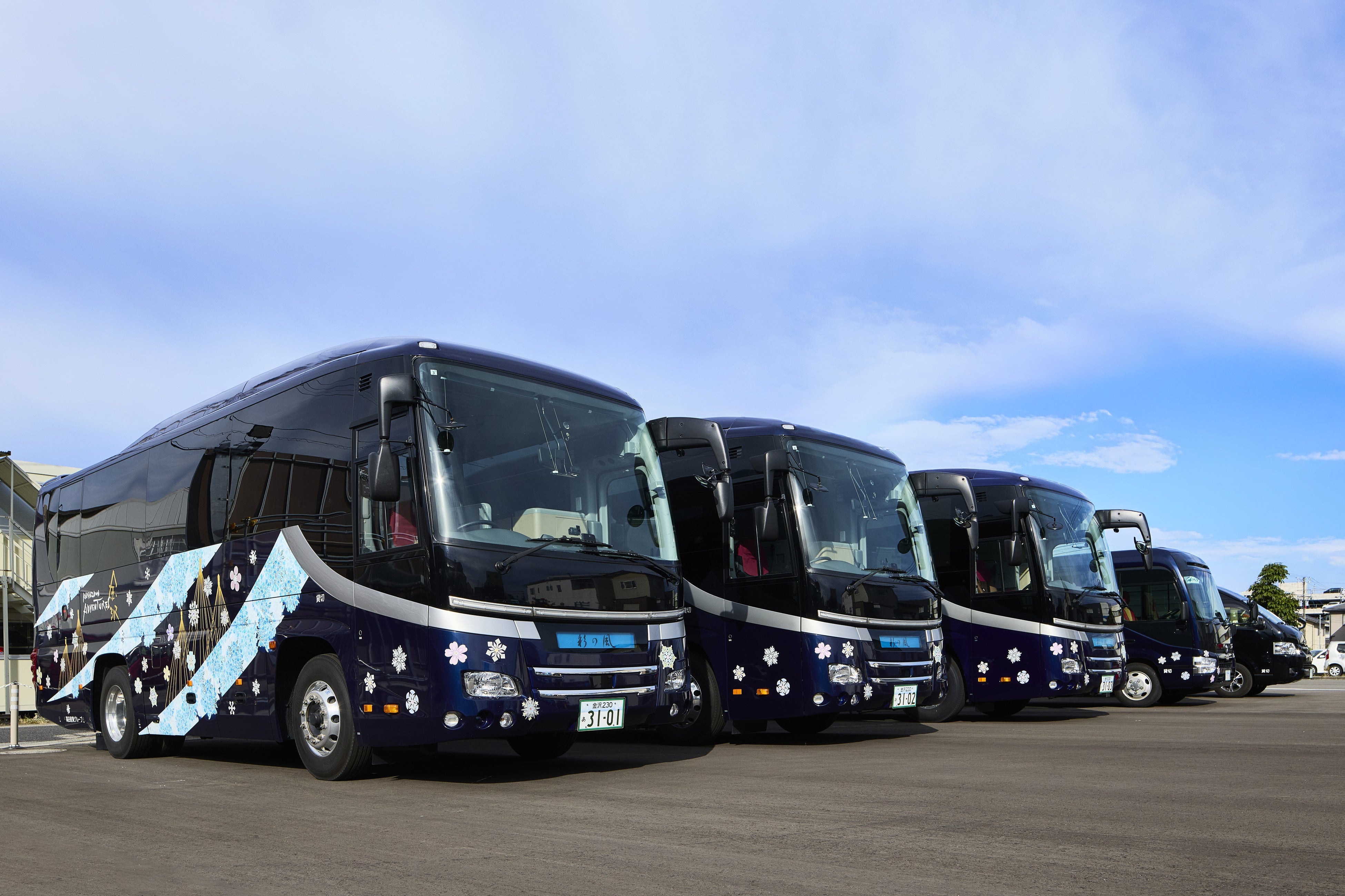 金沢アドベンチャーズ】新車両ラグジュアリー中型バス「彩の風+（plus