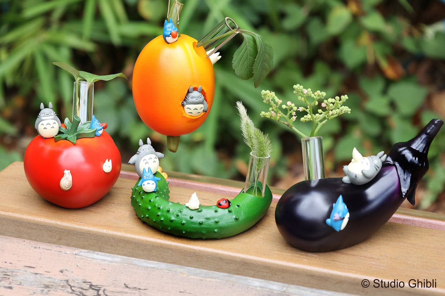 映画「となりのトトロ」の作中で印象的な、おいしそうな野菜が一輪挿し