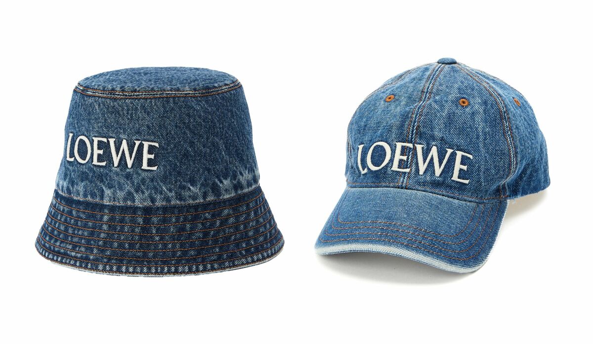 ロエベ」の最新デニム小物｜ホワイトのロゴ刺繍が爽やかに映える