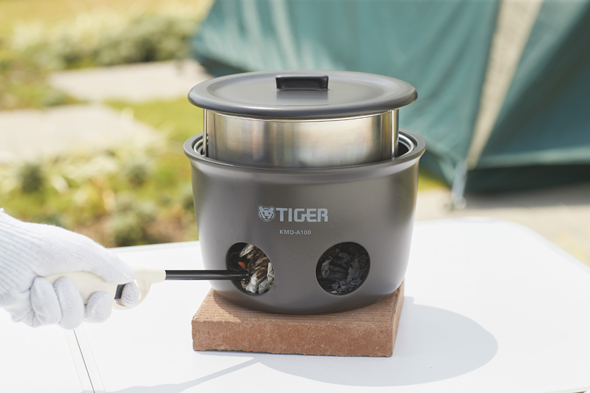 注文から1カ月待ち 新聞紙を燃料に炊飯できる「魔法のかまどごはん」に