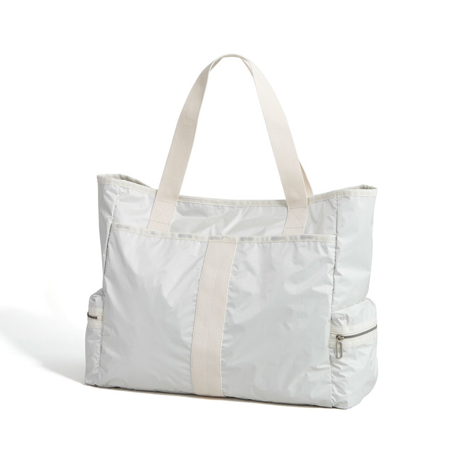 レスポートサックの超軽量シリーズ「エッセンシャル」とスタイリスト