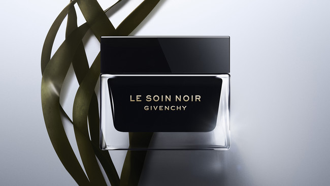 目指したのは、なめらかでハリのある、光を感じさせる肌。ジバンシイ最