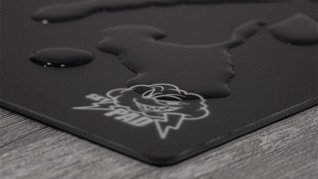 これまでの常識を変える、”フルガラス”ゲーミングマウスパッド