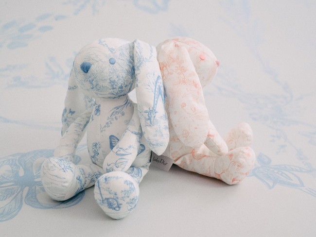 baby DIOR】タイムレスな「トワル ドゥ ジュイ」に新生児向けのギフト