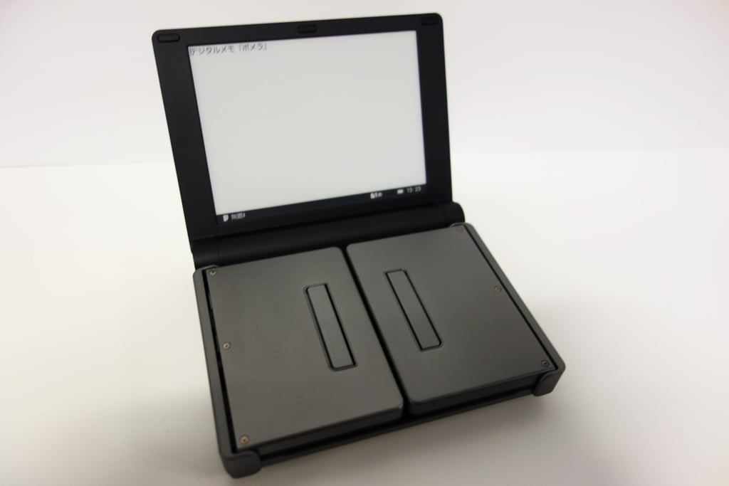 キングジムのデジタルメモ『ポメラ』新モデルは観音開きの折りたたみ式