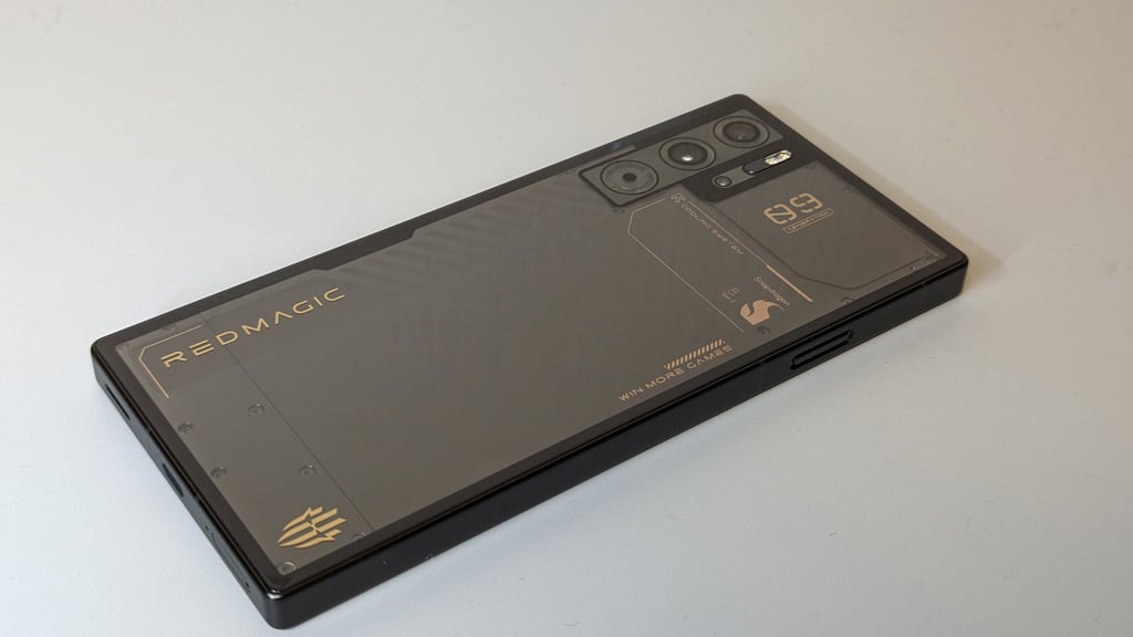 Snapdragon 8 Gen 3搭載で完全フラットな背面デザインのゲーミング