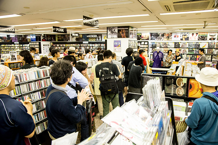 レポ＆インタビュー】人間椅子の私物サイン会に潜入！ ファンが