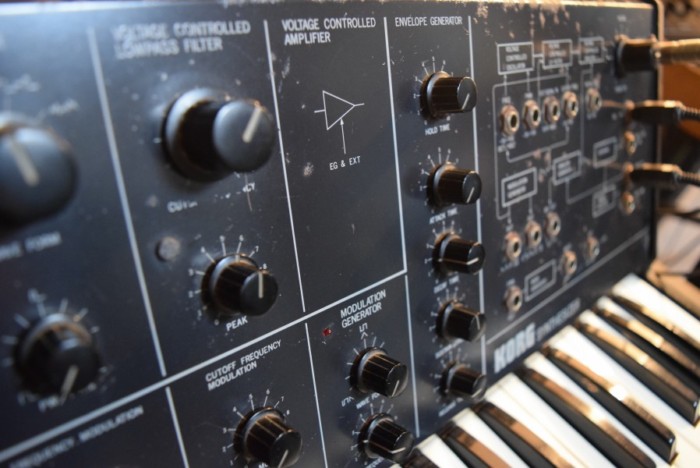 往年のアナログ・シンセ、コルグ 『MS-10』とルーパーを組み合わせた