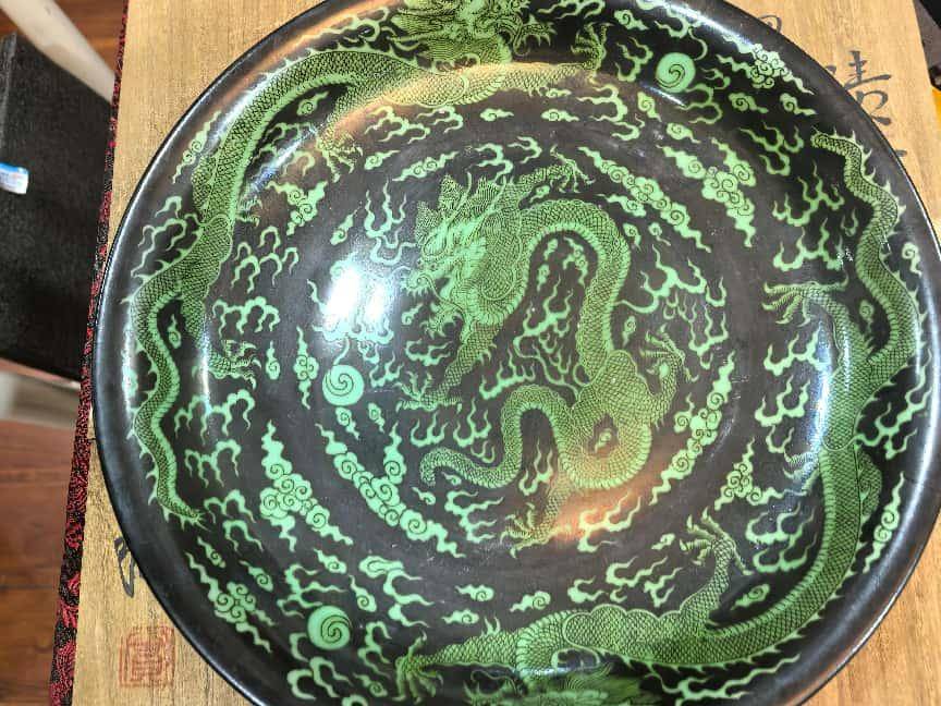 清康熙墨地绿彩龙纹盘，龙纹密码与天价的碰撞_搜狐网