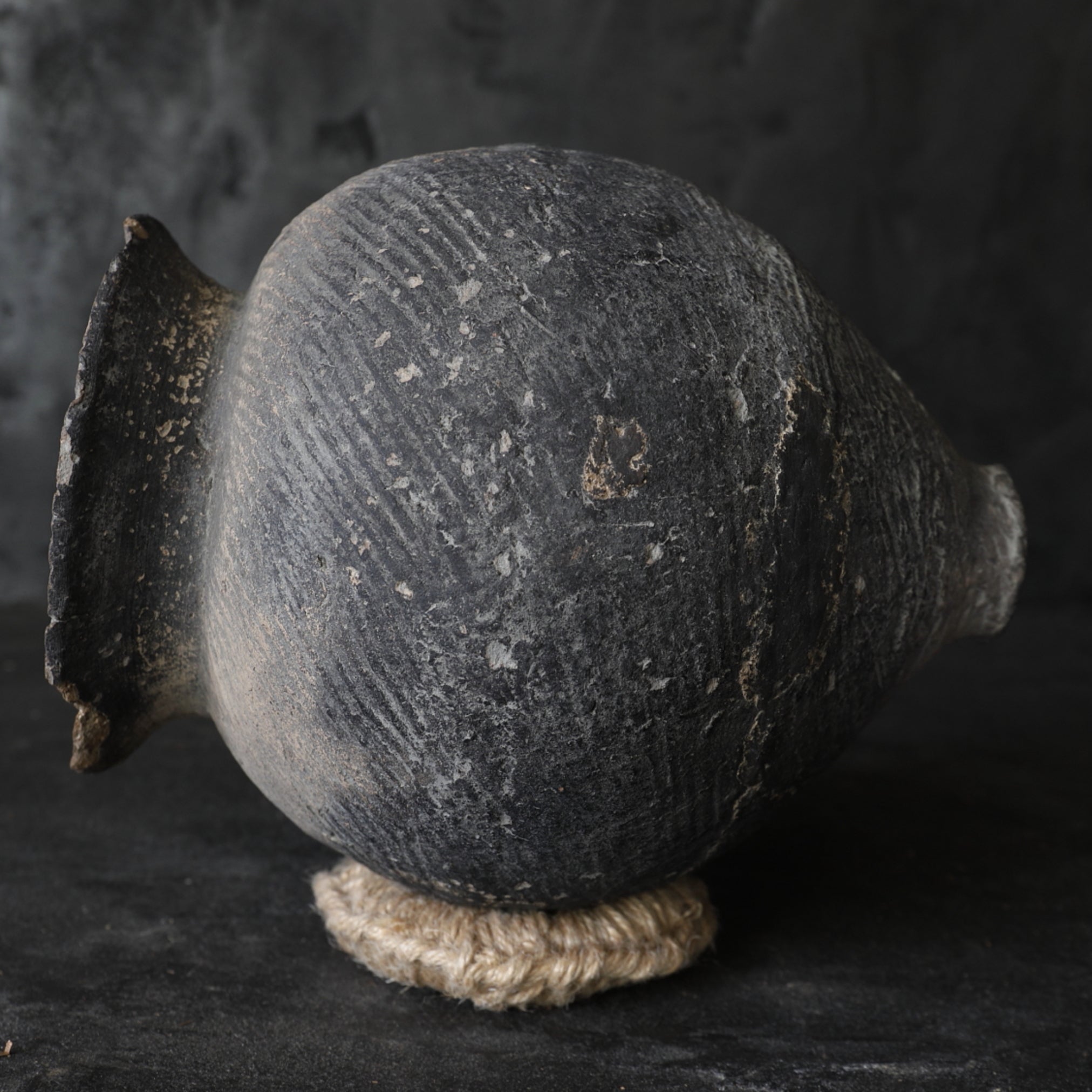 縄文時代 壺形土器（10000–300 BCE） | 入蘆花（ロカニイル）