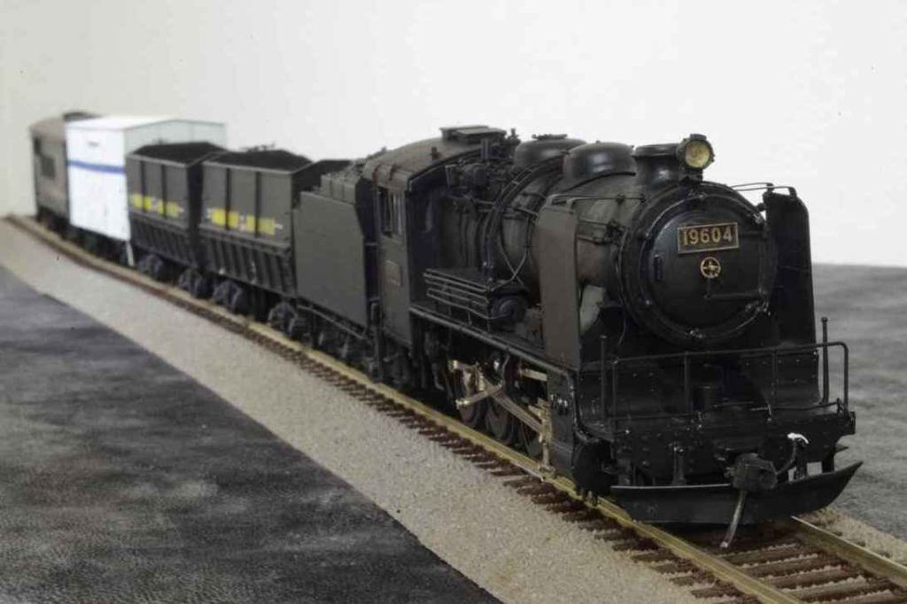 模型車両の紹介：国鉄9600が牽引する北海道の貨物列車 – The