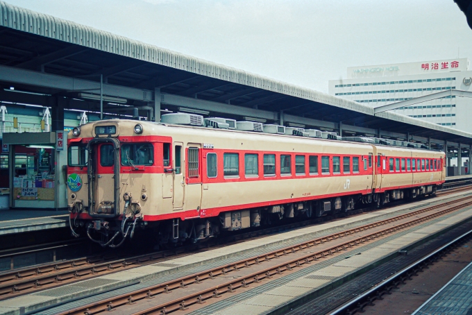 JR西日本 国鉄キハ58系気動車 わかとりライナー キハ28 2409 鳥取駅