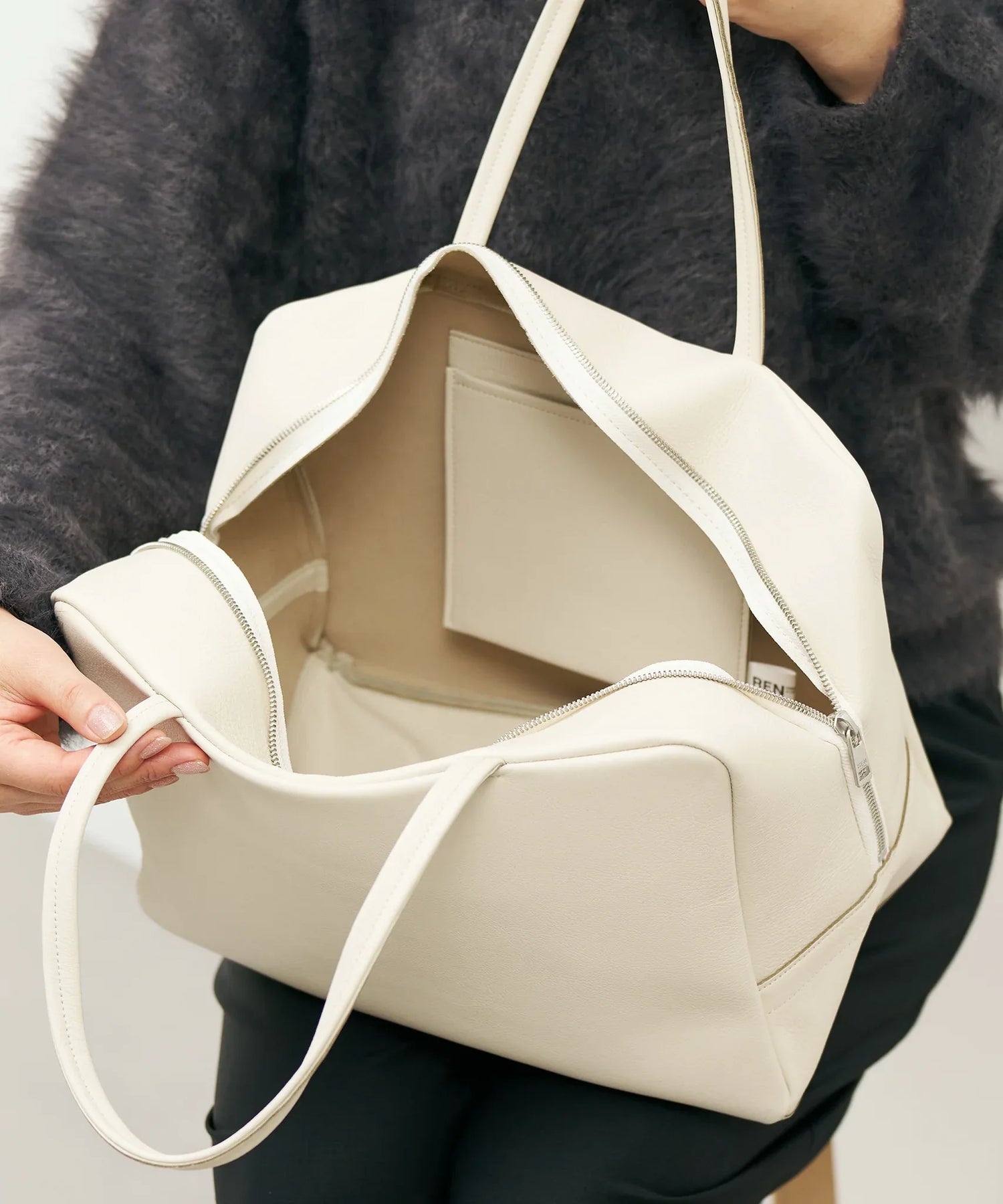 ボストンバッグ》軽くて柔らかい牛革を使用したシンプルなボストン