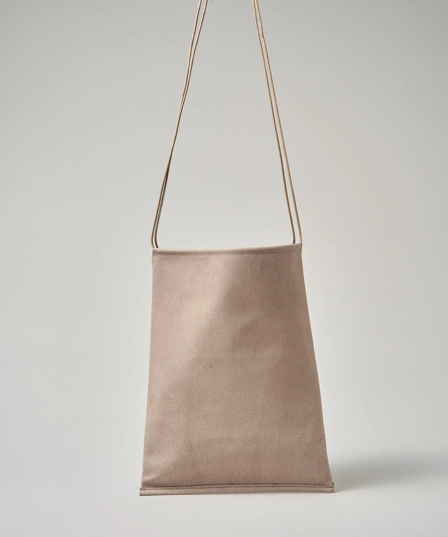 REN】フラットでシンプルな豚革ショルダーバッグ - 軽量でマチ無しデザイン