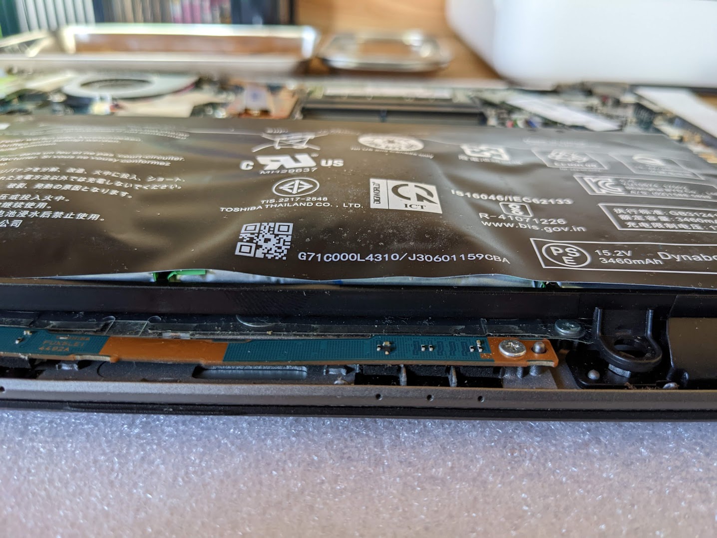 dynabook RZ63/MSでバッテリーが膨張｜バッテリー交換 - REQ