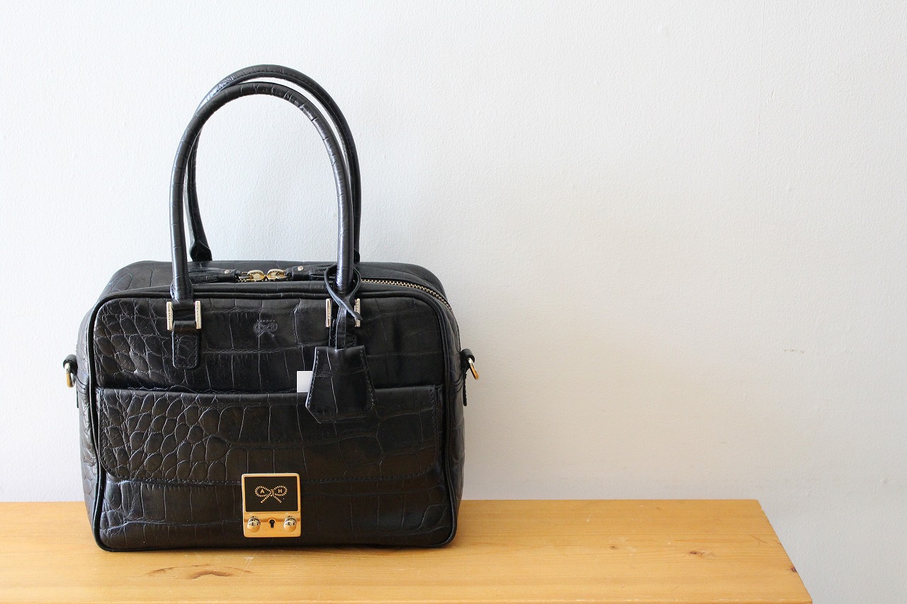 アニヤハインドマーチのクロコ型押しスモールカーカーが入荷しました