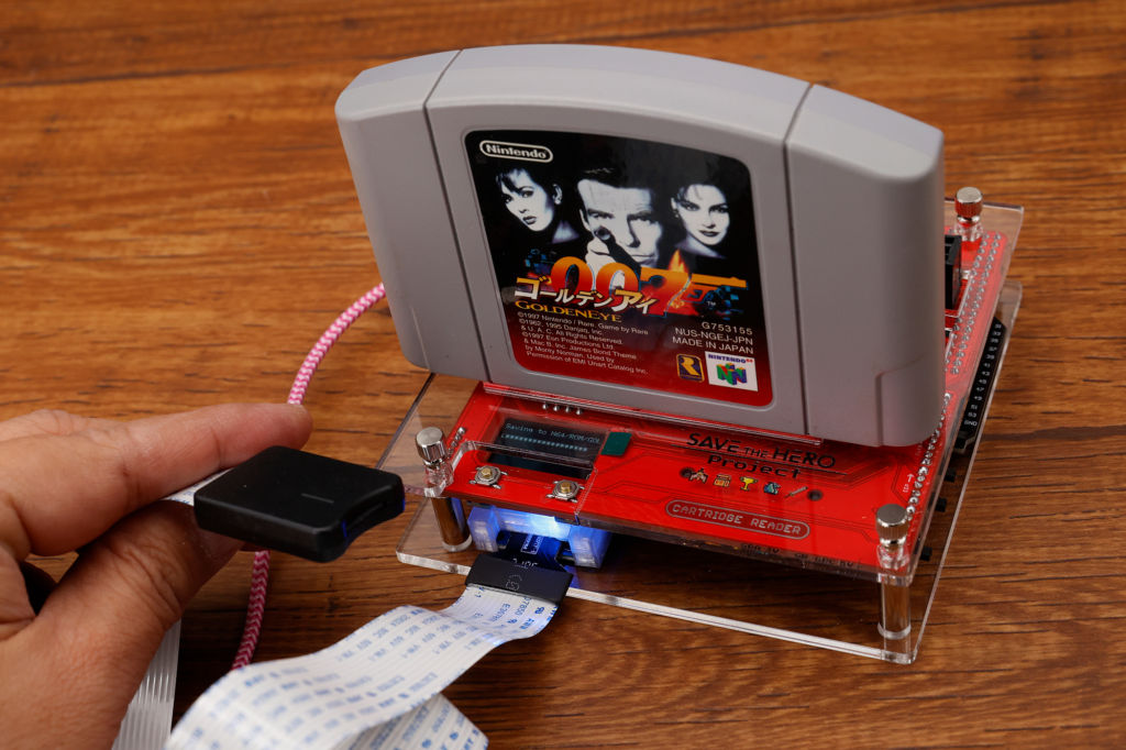 1台で複数のレトロゲームに対応したマルチカートリッジダンパー