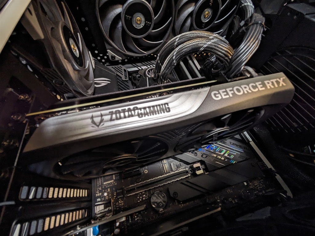 価格.com - 『小さめケースでもすんなり入る。ロゴのLEDは色変えれます