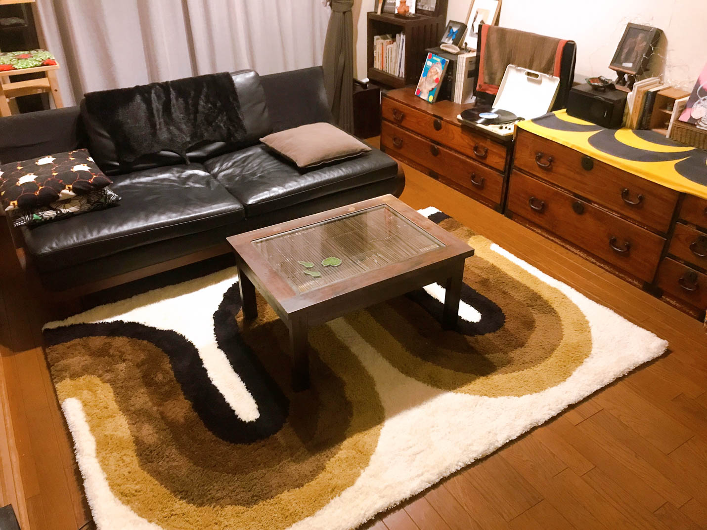 和家具とミッドセンチュリーなラグの組み合わせ – お客様のお部屋紹介