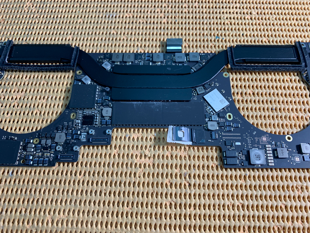 MacBook Pro 電源が入らない ロジックボードを修理しました