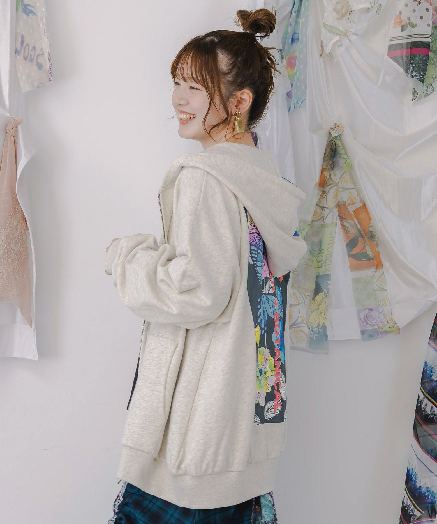 153657：花蝶柄スカ子箔プリントロゴパーカーの通販-ScoLar