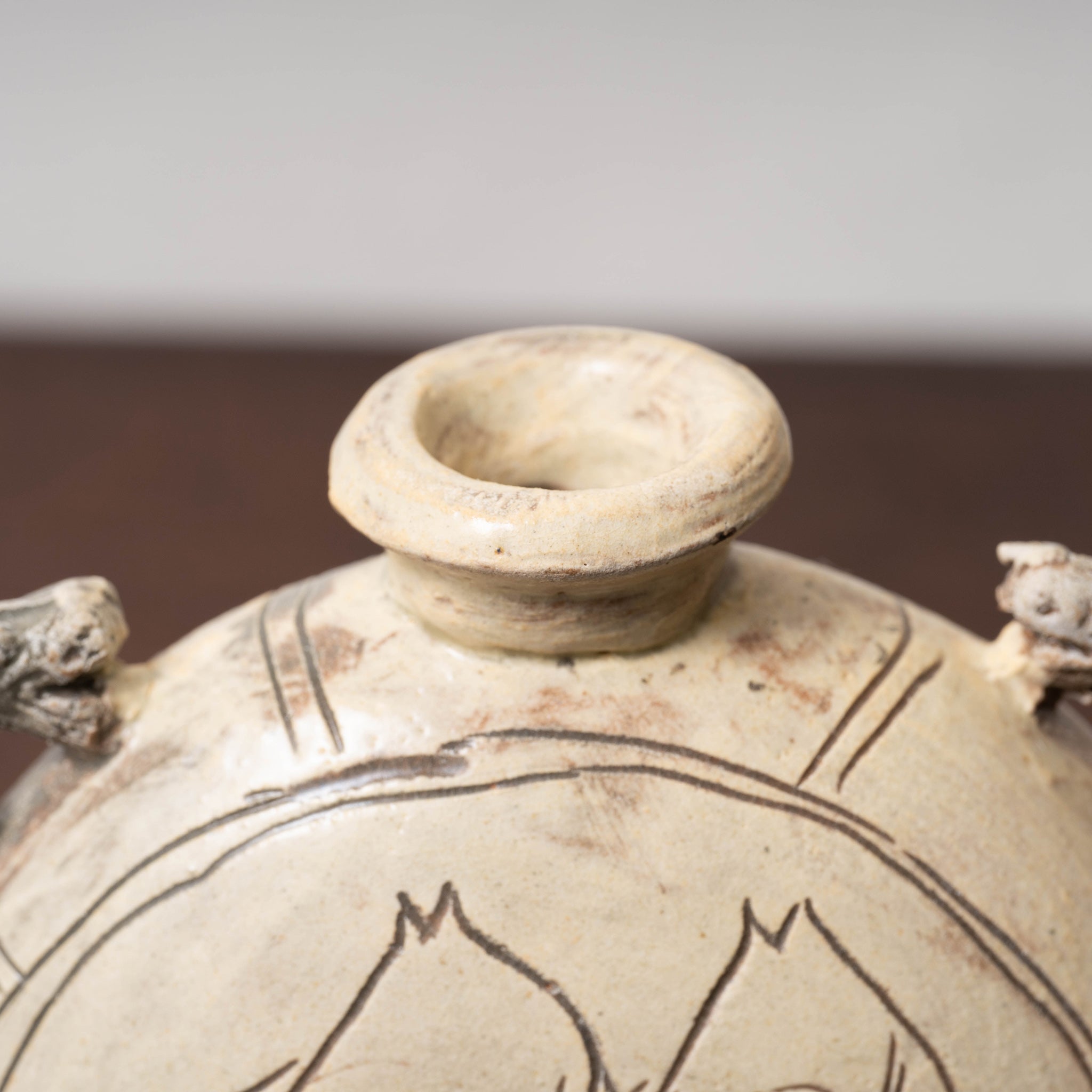 李朝 粉青沙器剥地魚文扁壺 – 燦禾 SANKA