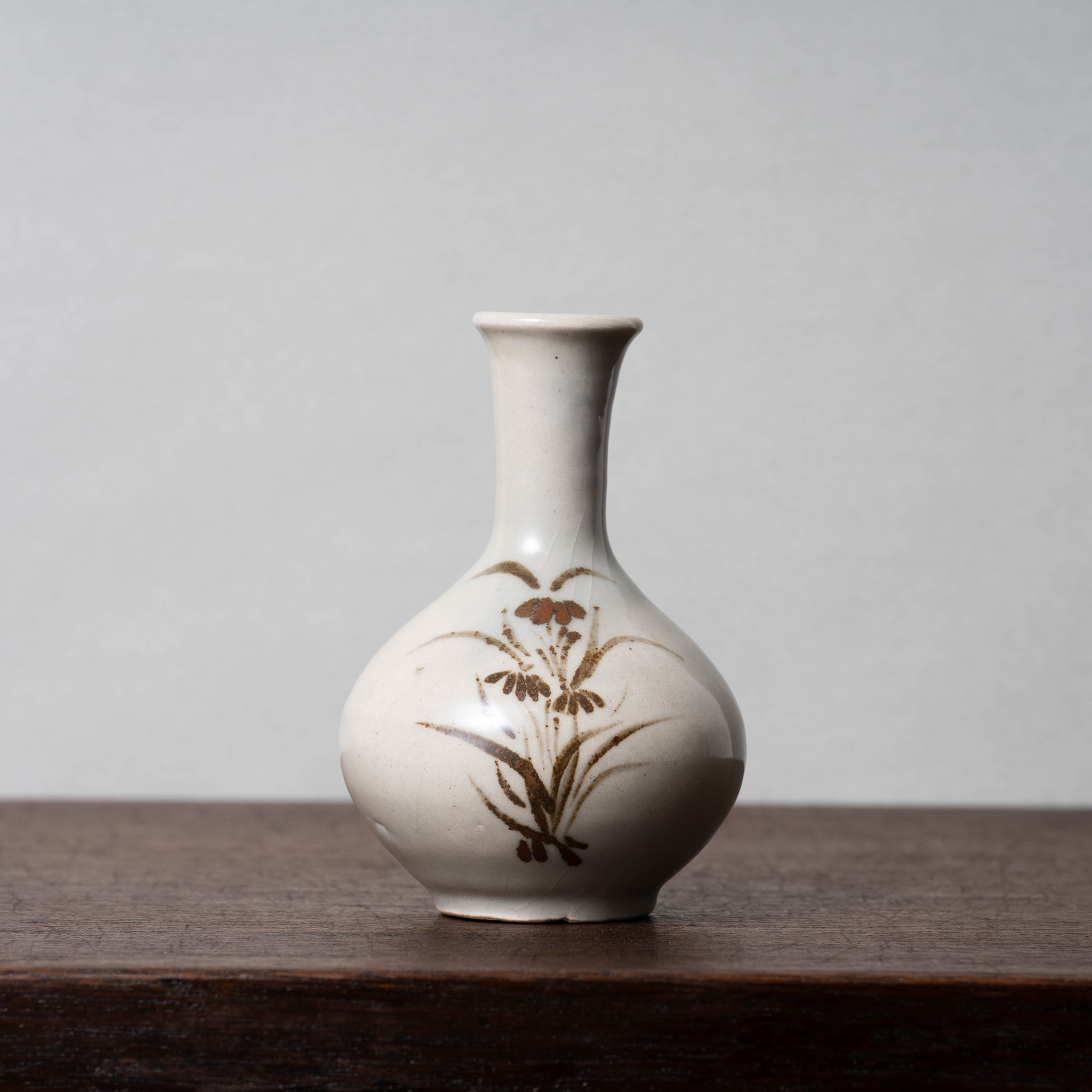 李朝 分院手白磁鉄絵草花文瓶 – 燦禾 SANKA