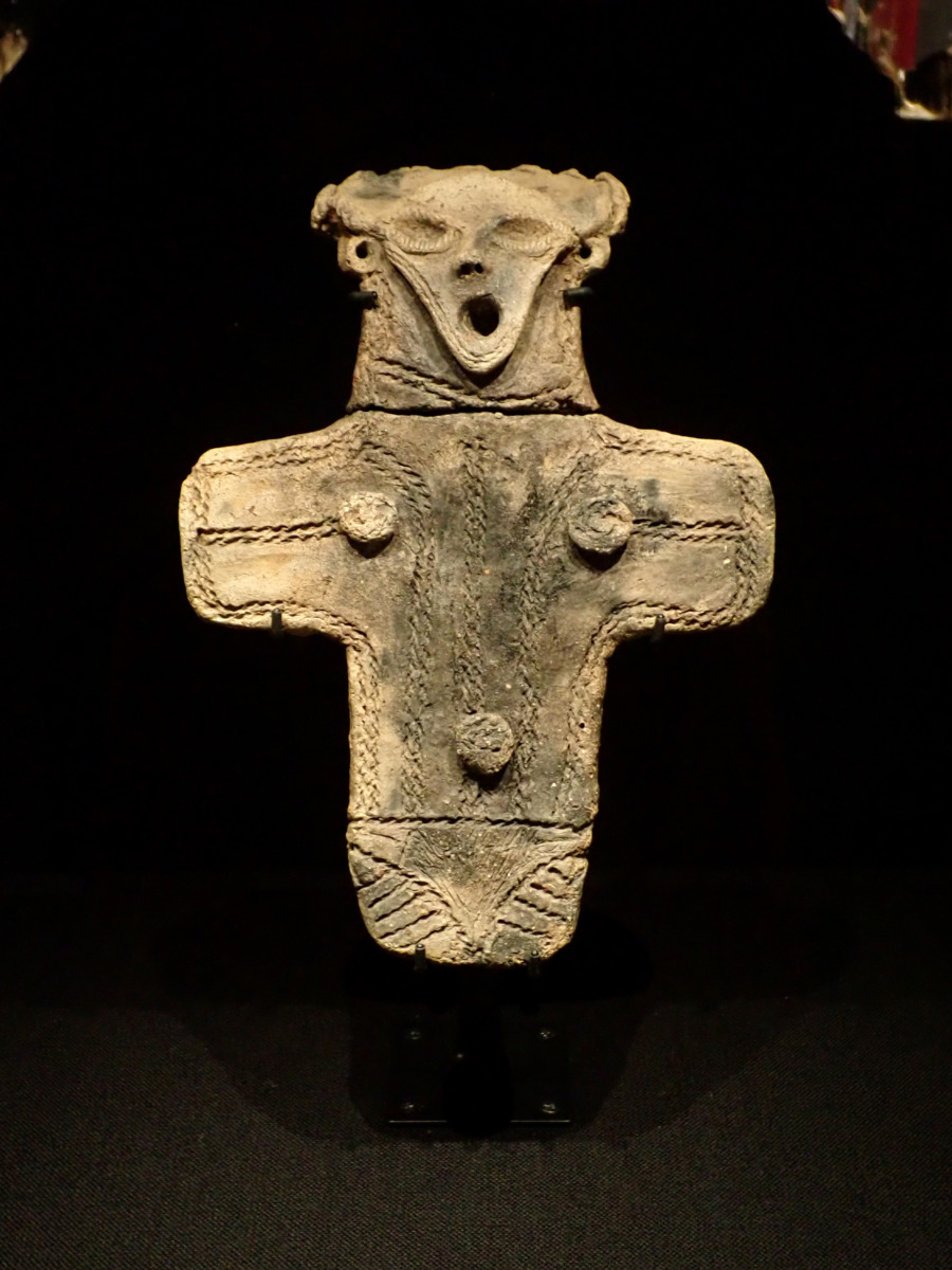 大型板状土偶と編籠の展示具が変わりました！ | 特別史跡「三内丸山遺跡」