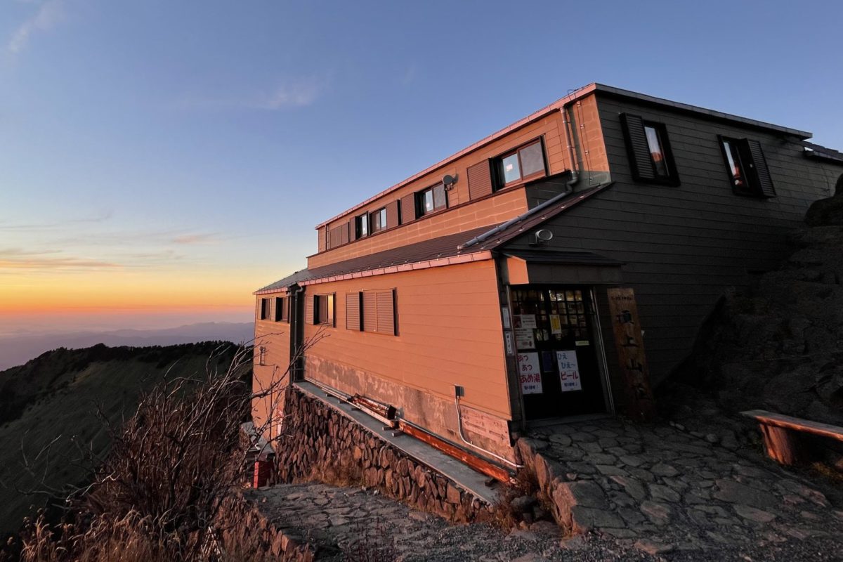 石鎚神社頂上山荘とは | 山荘案内 | 石鎚神社頂上山荘
