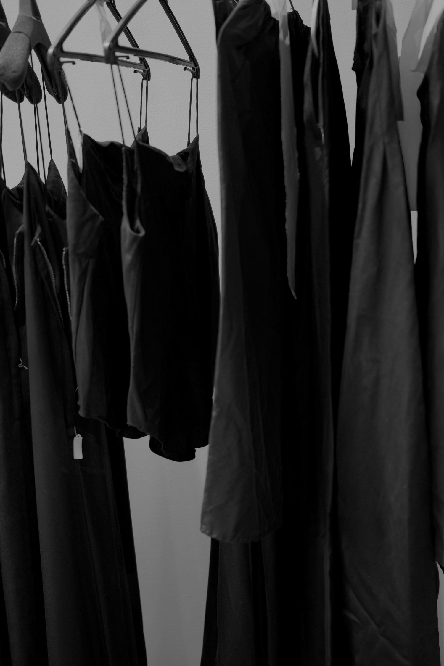 白から黒へ ─ ドレスと生きるための黒染めサービス｜SaboraMi