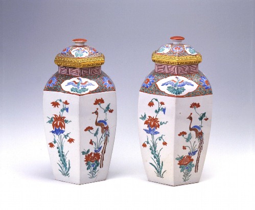 色絵花鳥文六角壺（柿右衛門様式）｜佐賀県立 九州陶磁文化館