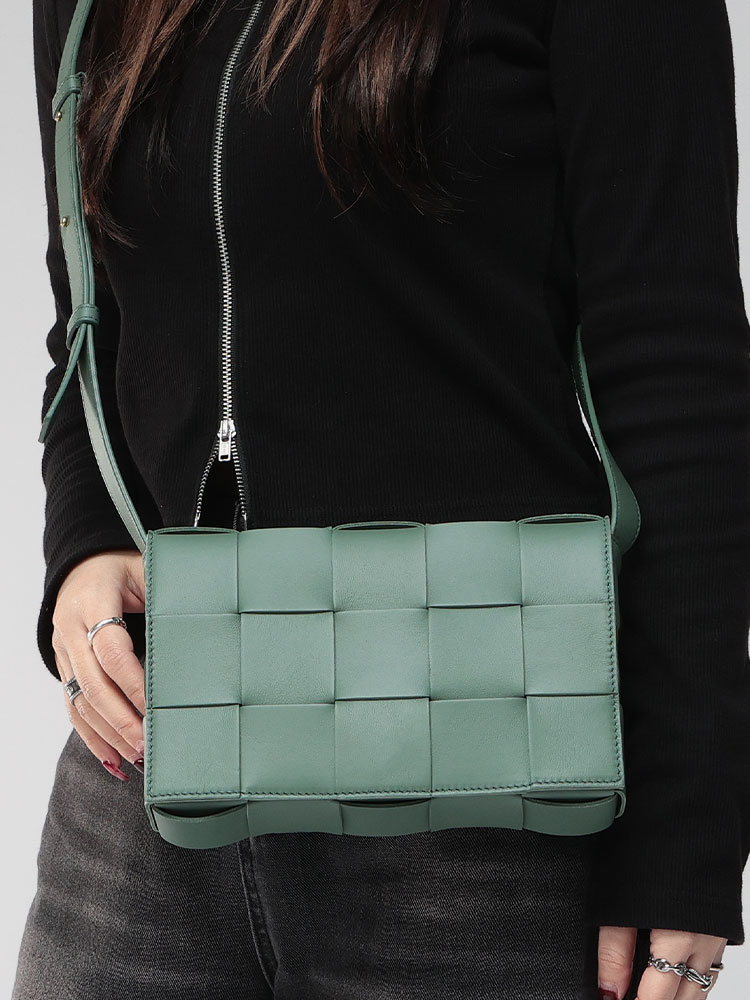 BOTTEGA VENETA (ボッテガ・ヴェネタ) イントレチャート レザー