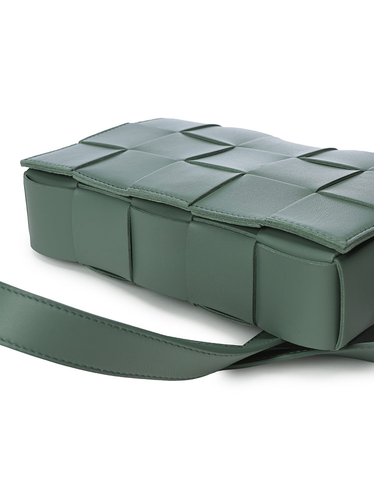 BOTTEGA VENETA (ボッテガ・ヴェネタ) イントレチャート レザー