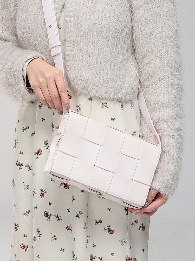 BOTTEGA VENETA (ボッテガ・ヴェネタ) イントレチャート レザー