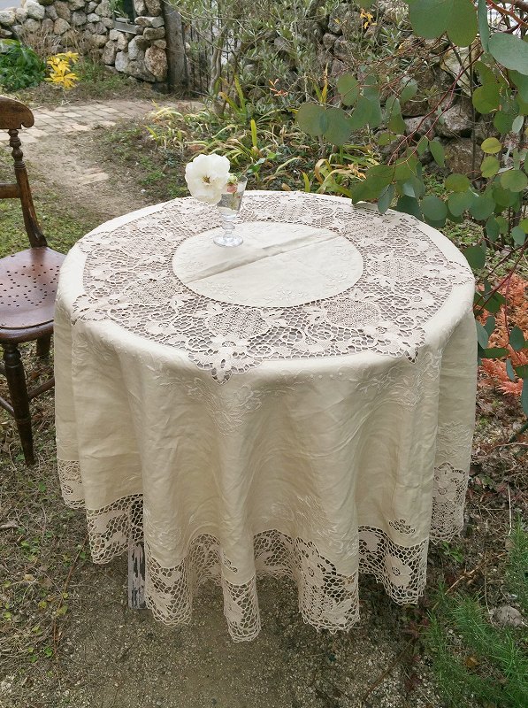 フランスタッキングレースのテーブルクロスはかわいいアンティーク
