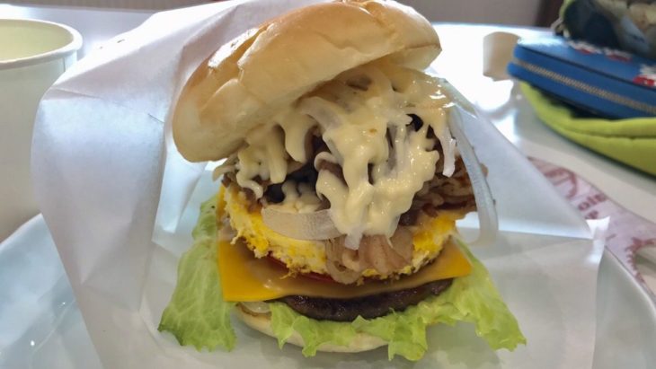 させぼっくす99でも食べれるんだよ～！牛肉が挟まれている珍しい佐世保