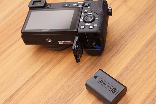 α6400におすすめ！アクセサリー（バッテリー・ケース・ストラップなど