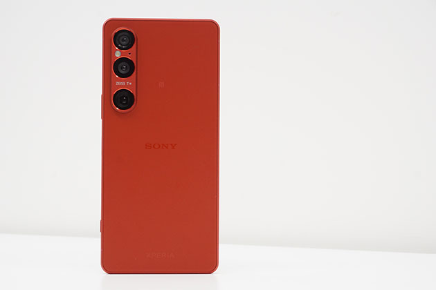 Xperia 1 VI スカーレット 色を紹介！ 光のあたり具合で表情が変化 限定色