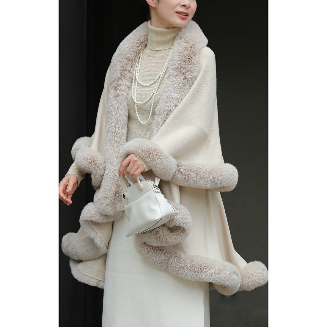 カワイイ CAWAII サッと羽織れるラグジュアリー。フェイクファーケープ