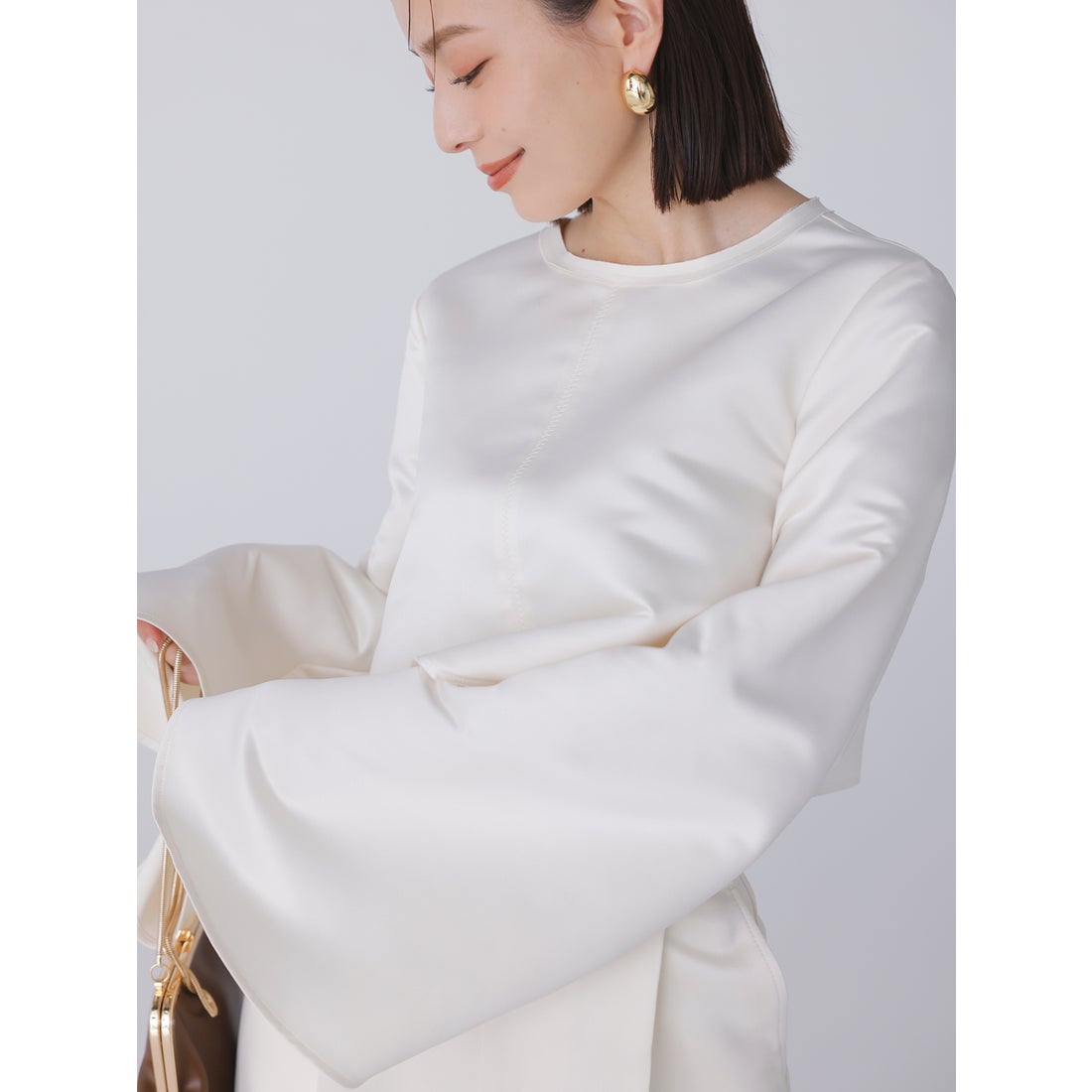 アニュアンス anuans ラスターサテンフレアスリーブブラウス （IVORY