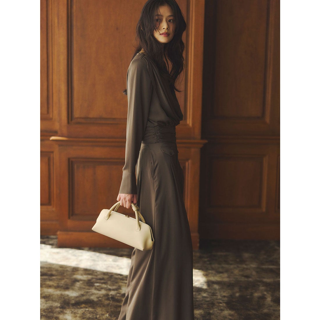 アニュアンス anuans パウダーサテンドレープトップス （ECRU