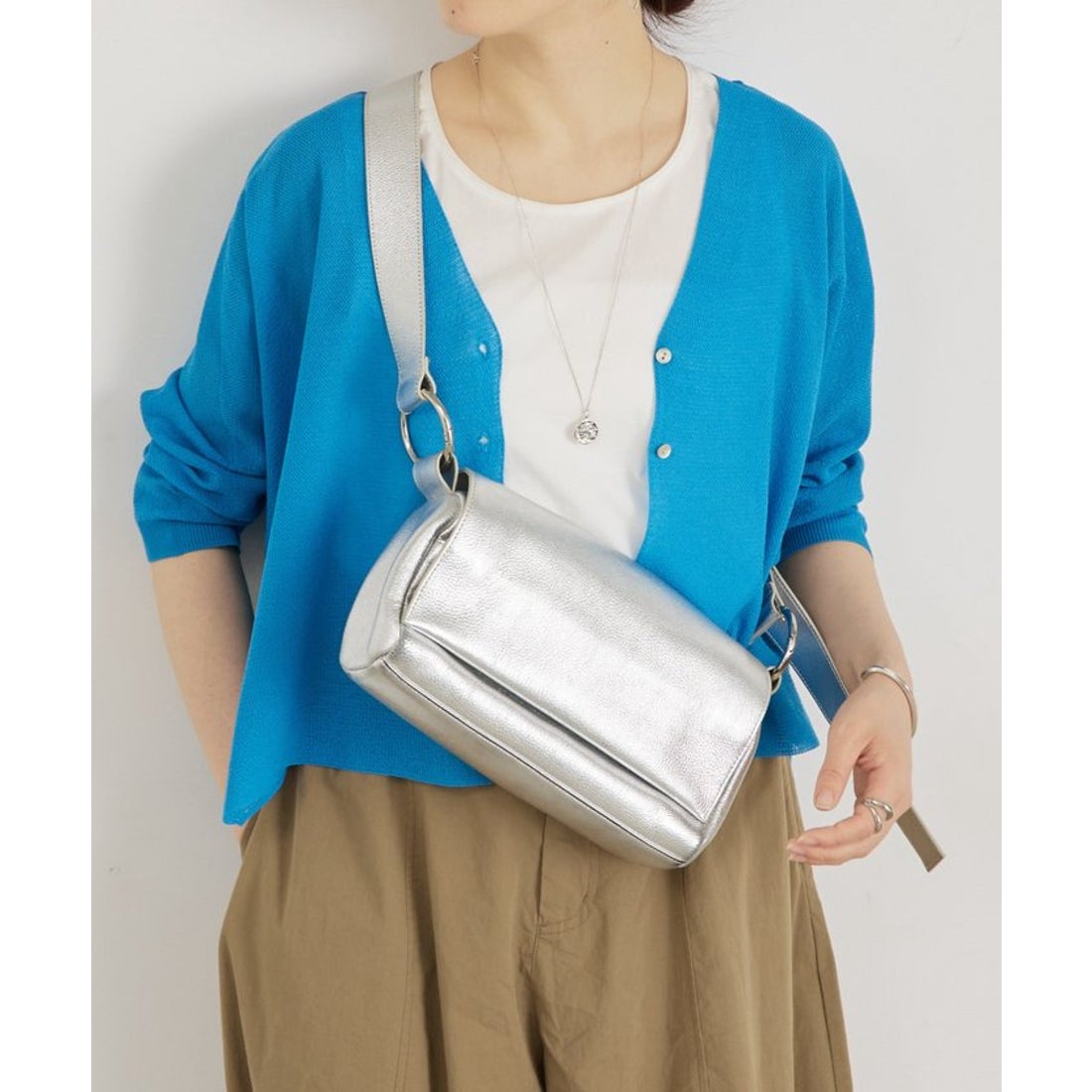 ビアズリー BEARDSLEY レザーボディバッグ （silver） - ファッション