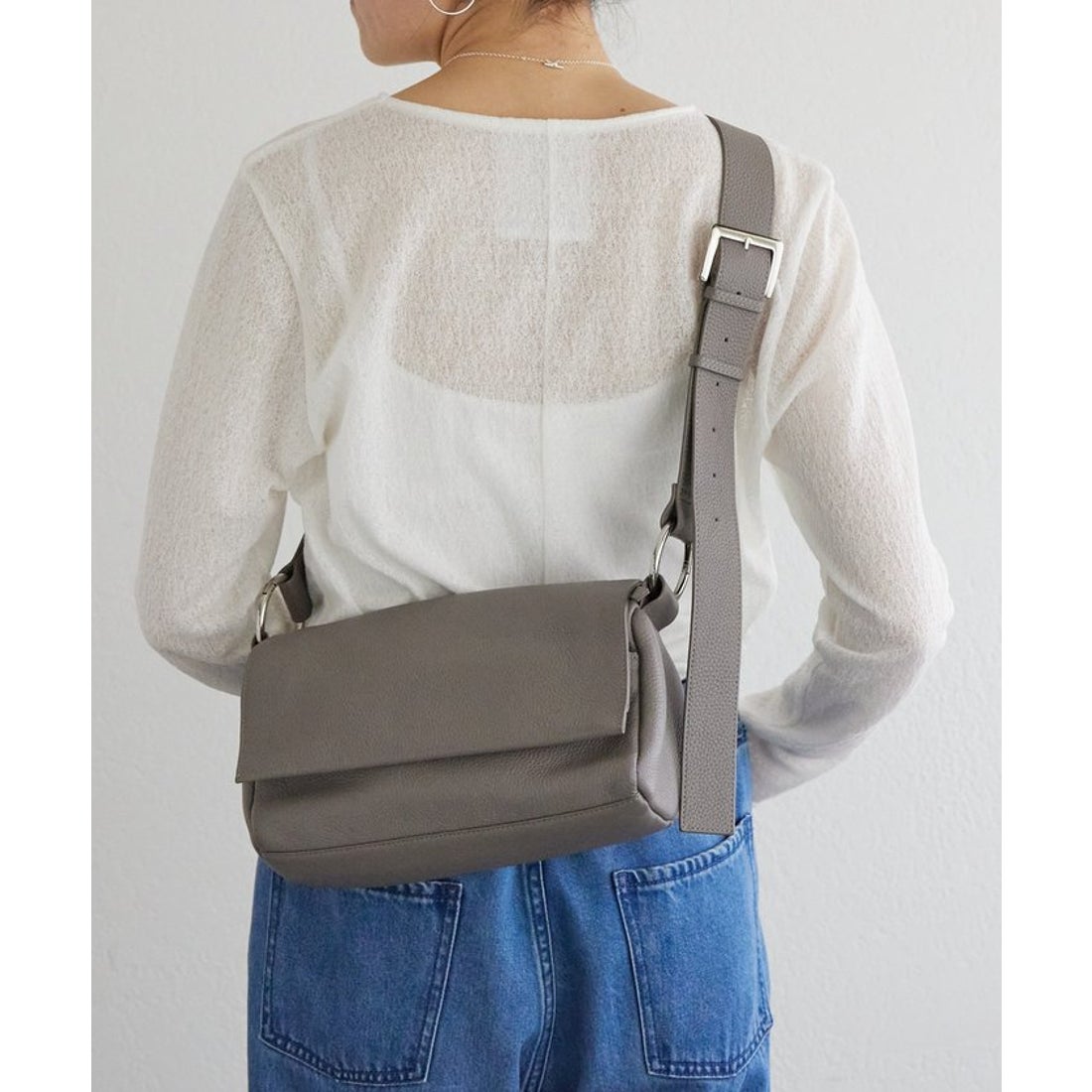 ビアズリー BEARDSLEY レザーボディバッグ （silver） - ファッション