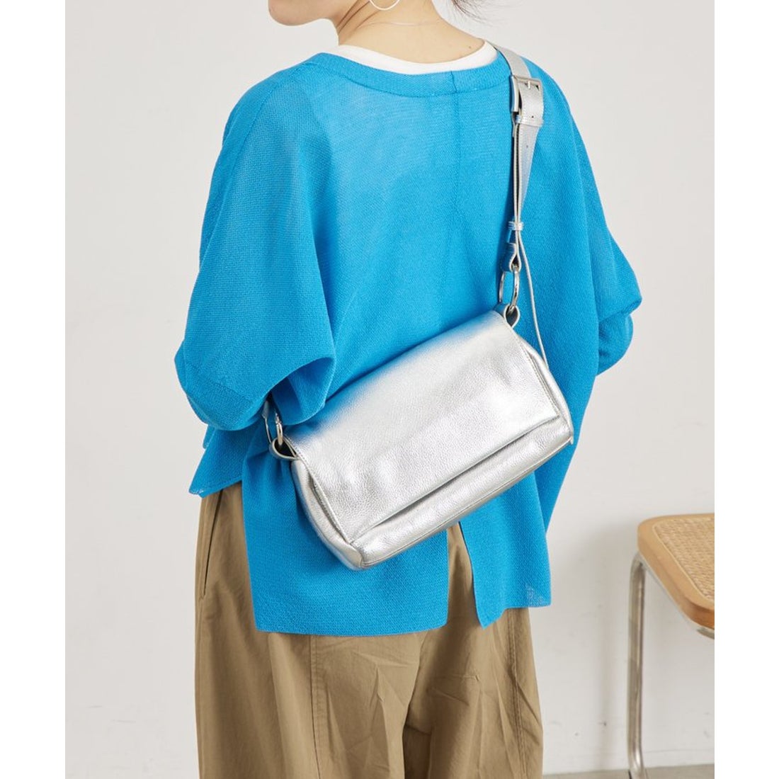 ビアズリー BEARDSLEY レザーボディバッグ （silver） - ファッション