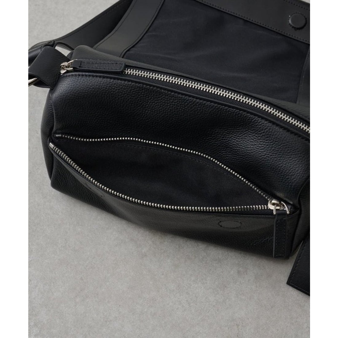 ビアズリー BEARDSLEY レザーボディバッグ （black） -ファッション